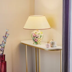 Kukkaisaiheinen pöytävalaisin Living