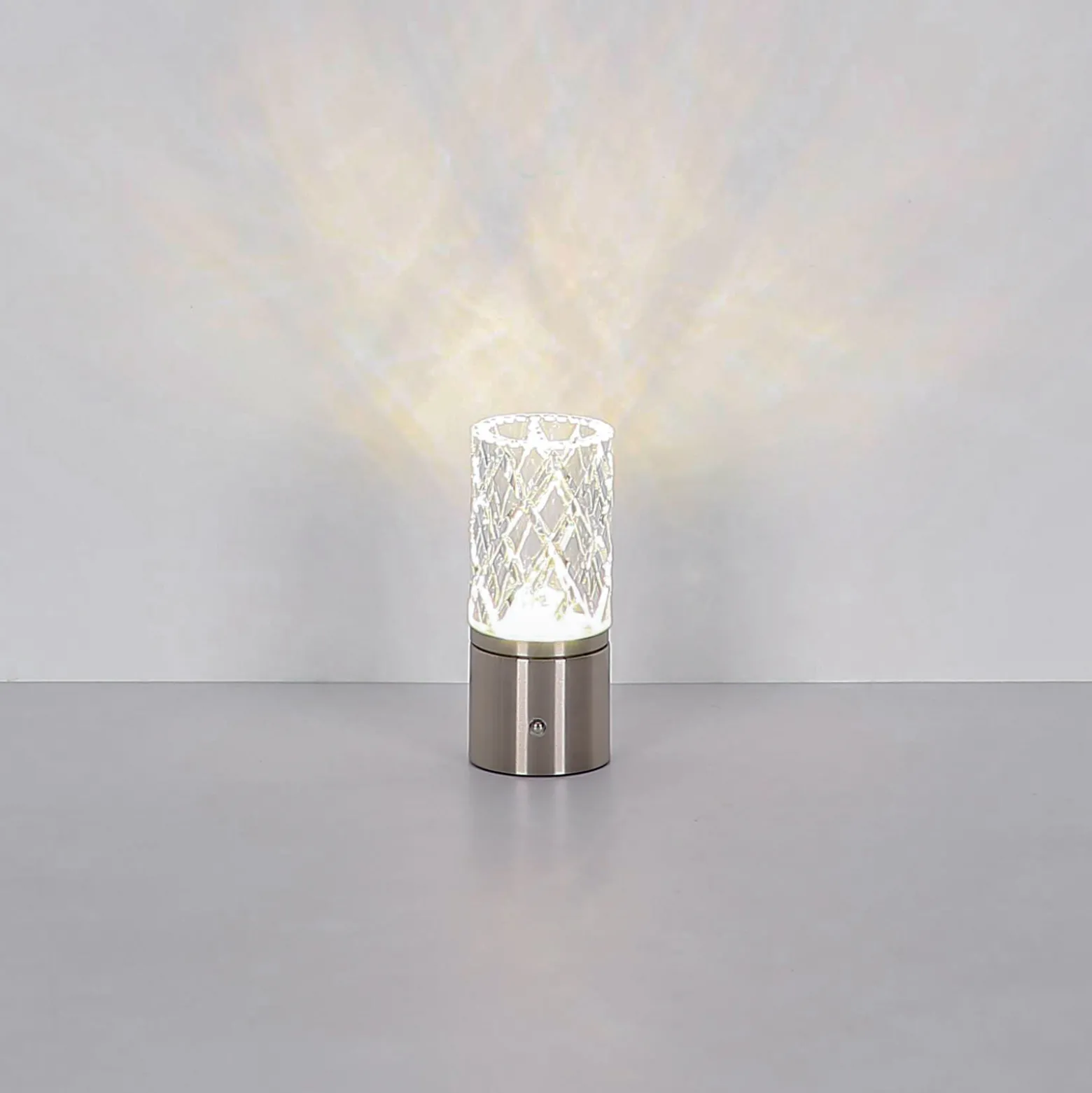 Ladattava LED-pöytävalaisin Lunki, nikkelin värinen, korkeus 19 cm,