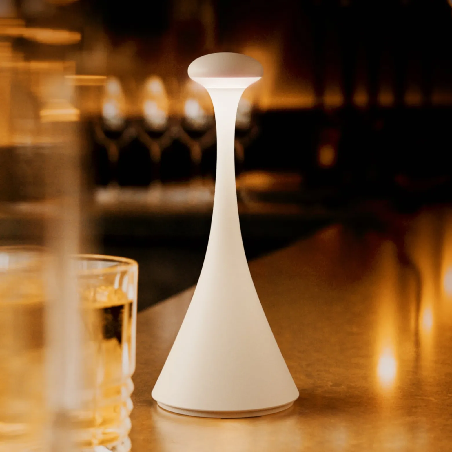 Ladattava LED-pöytävalaisin Nudrop mini, lumenvalkoinen, IP54, himmennettävä