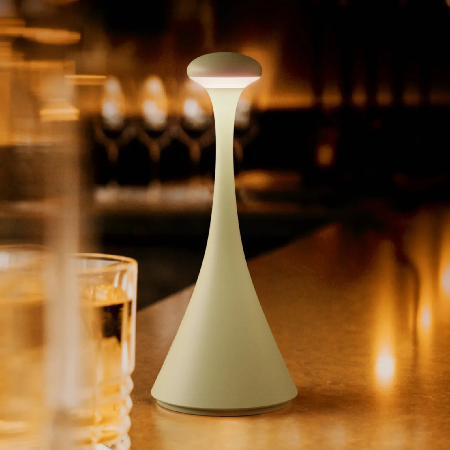 Ladattava LED-pöytävalaisin Nudrop mini, salvianvihreä, IP54, himmennettävä