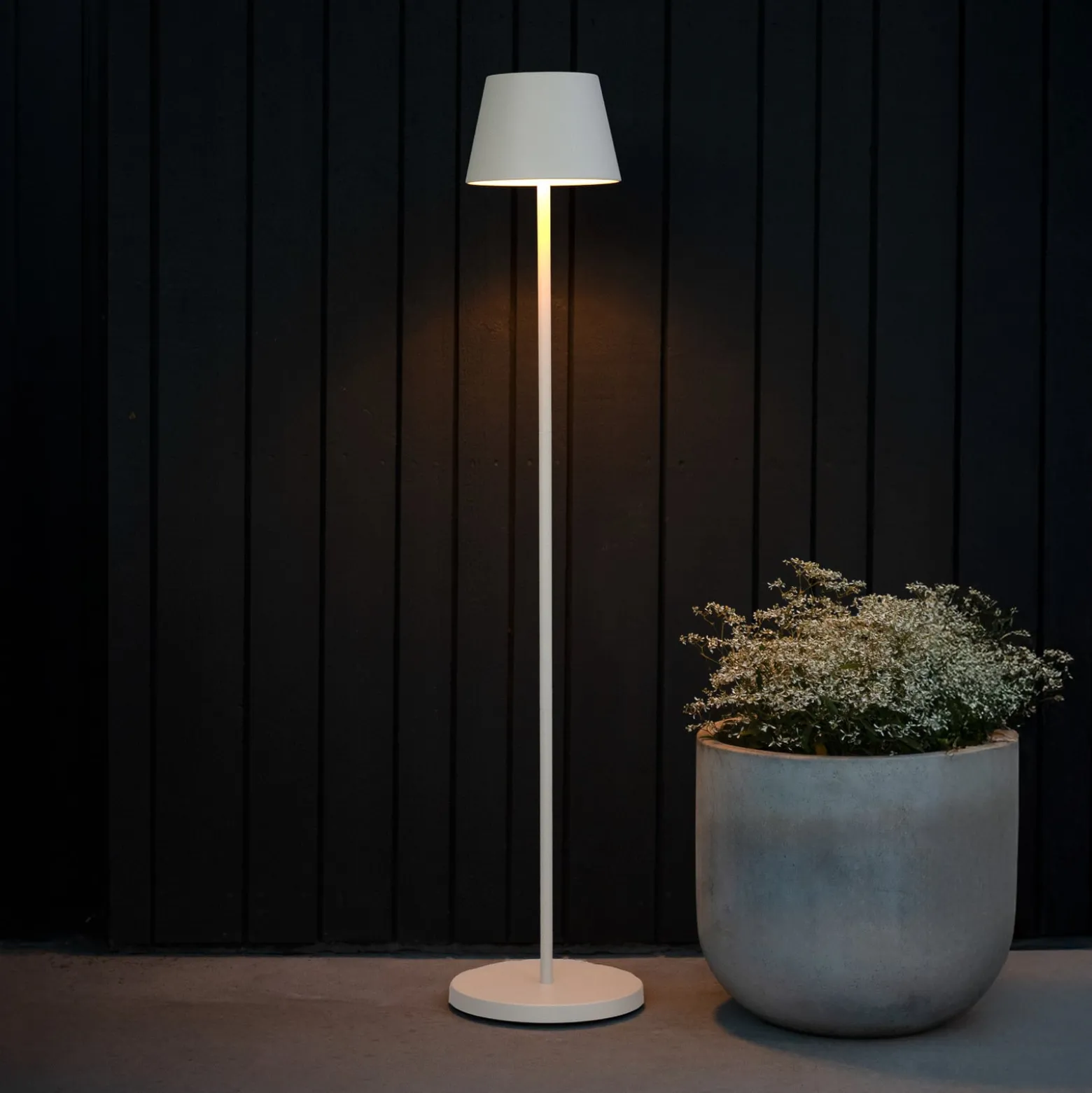 LED-akkuinen LED-lattiavalo Pomezia, valkoinen, 124 cm, IP54, USB
