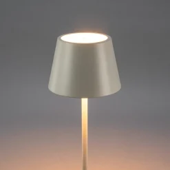LED-akkuinen LED-lattiavalo Pomezia, valkoinen, 124 cm, IP54, USB