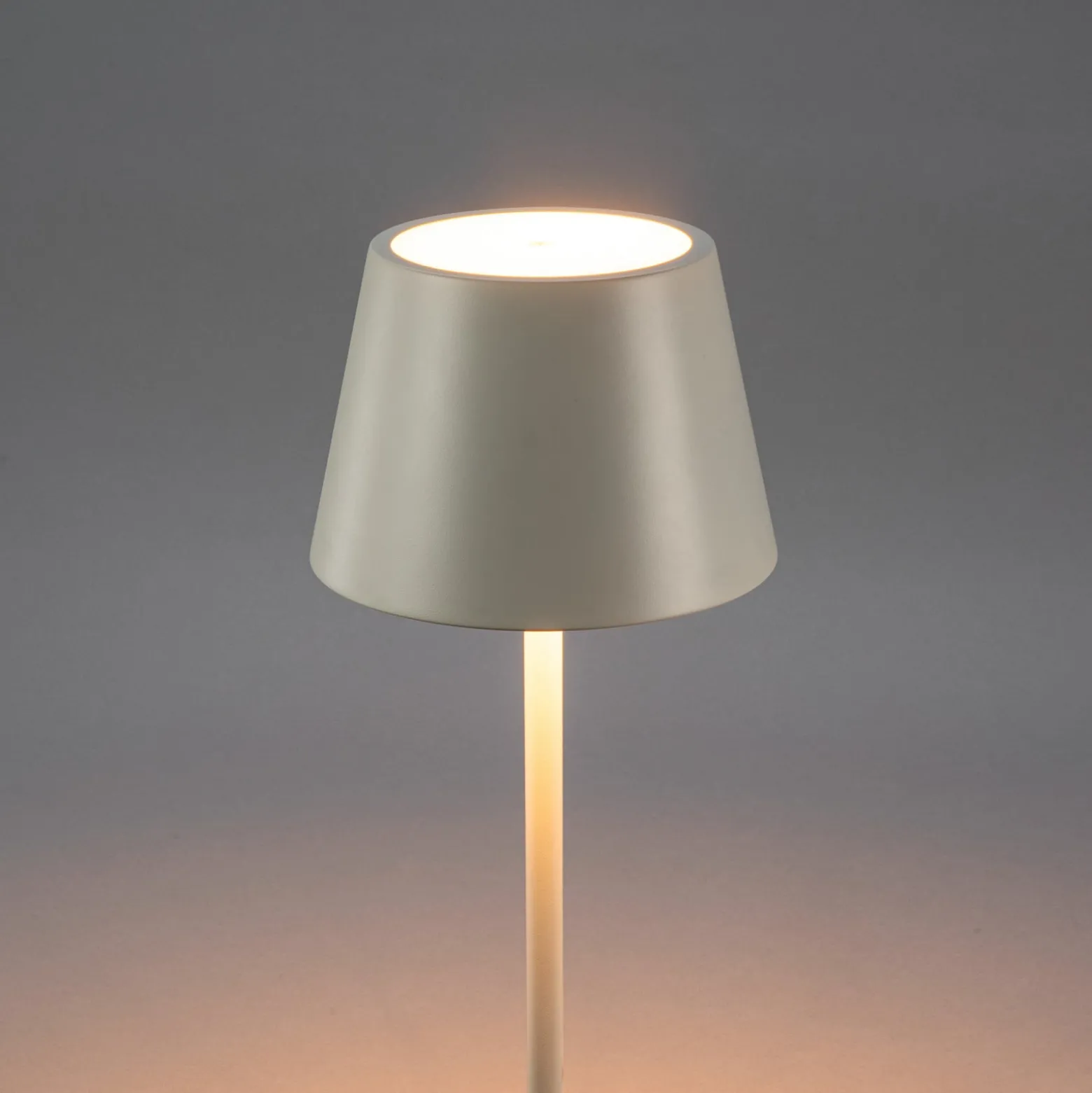 LED-akkuinen LED-lattiavalo Pomezia, valkoinen, 124 cm, IP54, USB