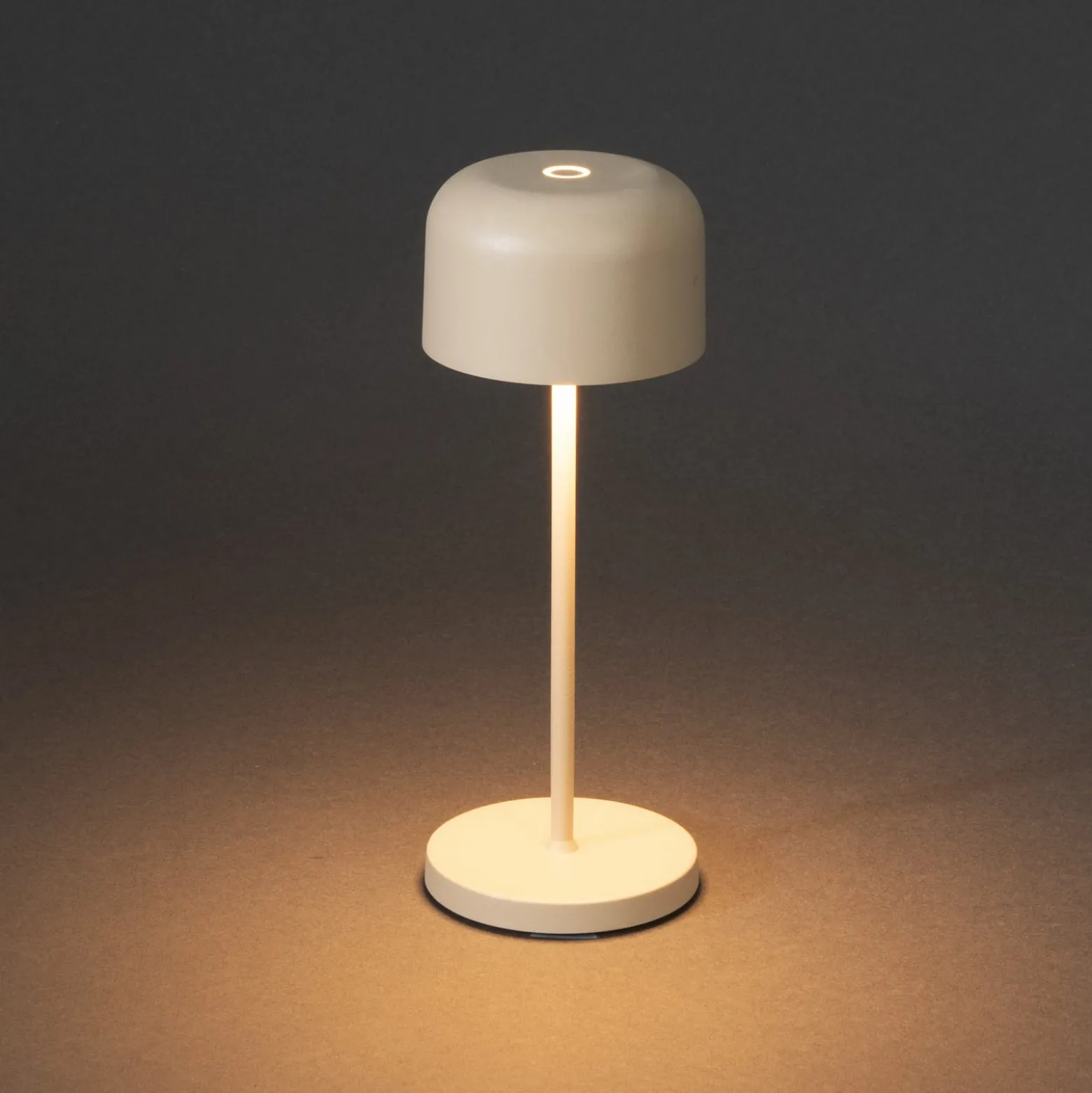 LED-akkukäyttöinen LED-pöytälamppu Lille, korkeus 20 cm, hiekanvärinen, IP54,