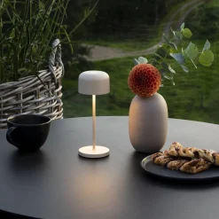 LED-akkukäyttöinen LED-pöytälamppu Lille, korkeus 20 cm, hiekanvärinen, IP54,