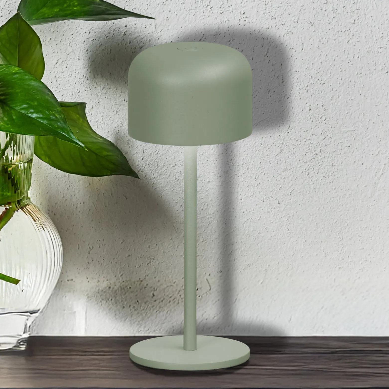 LED-akkukäyttöinen pöytälamppu Finley salviavihreä Korkeus 22 cm Metalli IP54
