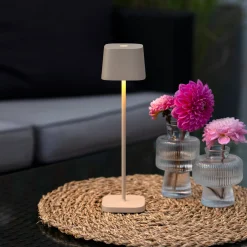 LED-akkukäyttöinen pöytävalaisin Capri, korkeus 25 cm, hiekanvärinen, IP54