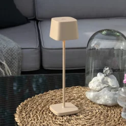 LED-akkukäyttöinen pöytävalaisin Capri, korkeus 25 cm, hiekanvärinen, IP54