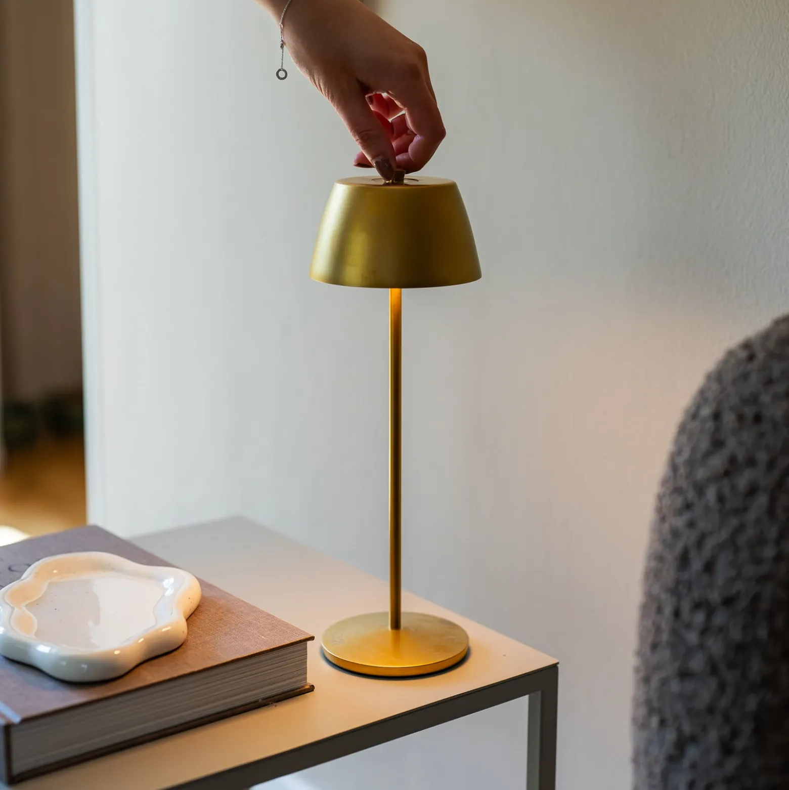 LED-akkukäyttöinen pöytävalaisin Eze, mattakulta, 32 cm, IP54, USB