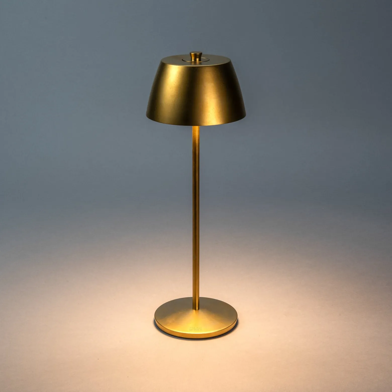 LED-akkukäyttöinen pöytävalaisin Eze, mattakulta, 32 cm, IP54, USB