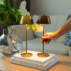 LED-akkukäyttöinen pöytävalaisin Eze, mattakulta, 32 cm, IP54, USB