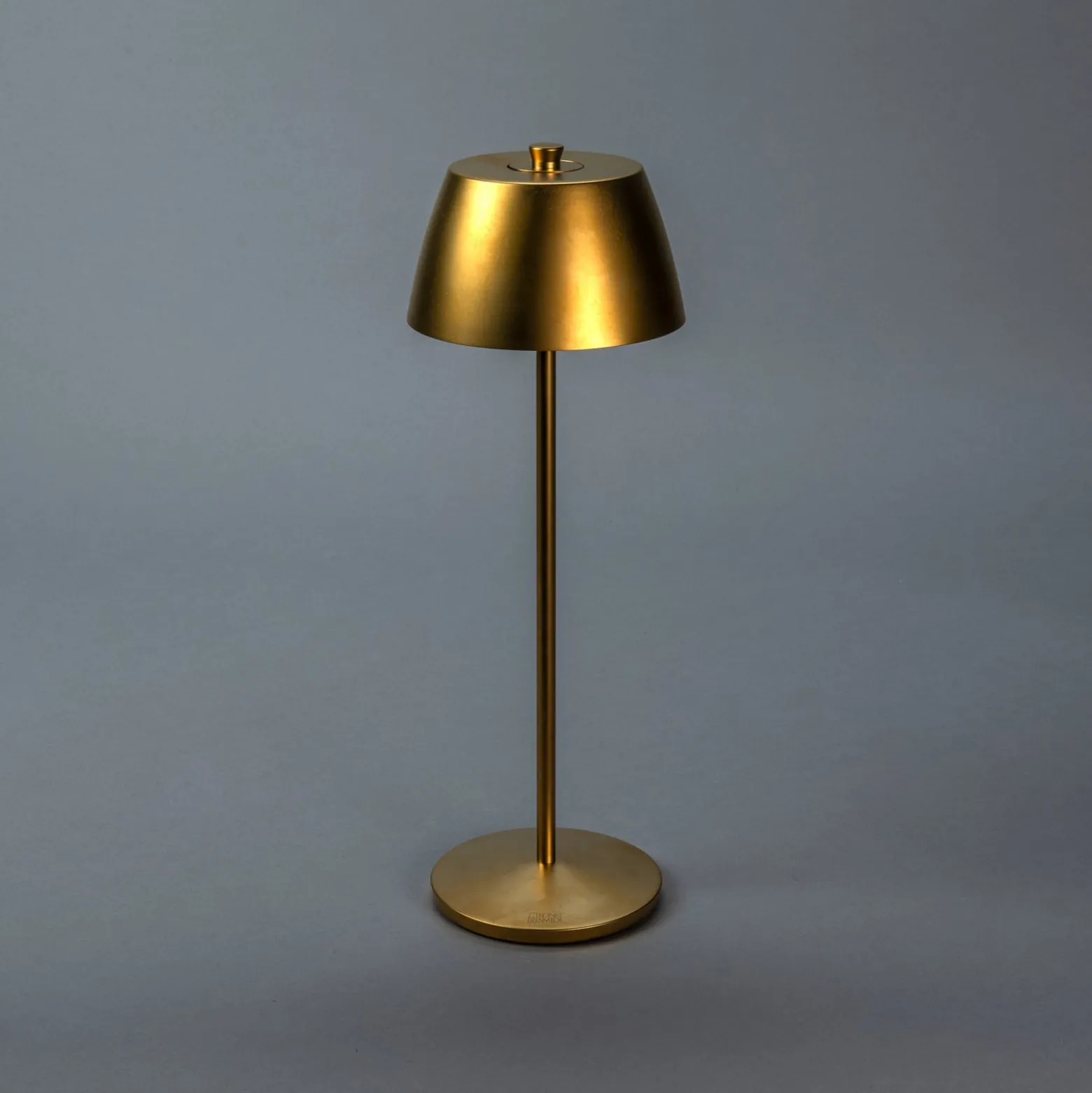 LED-akkukäyttöinen pöytävalaisin Eze, mattakulta, 32 cm, IP54, USB