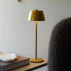 LED-akkukäyttöinen pöytävalaisin Eze, mattakulta, 32 cm, IP54, USB