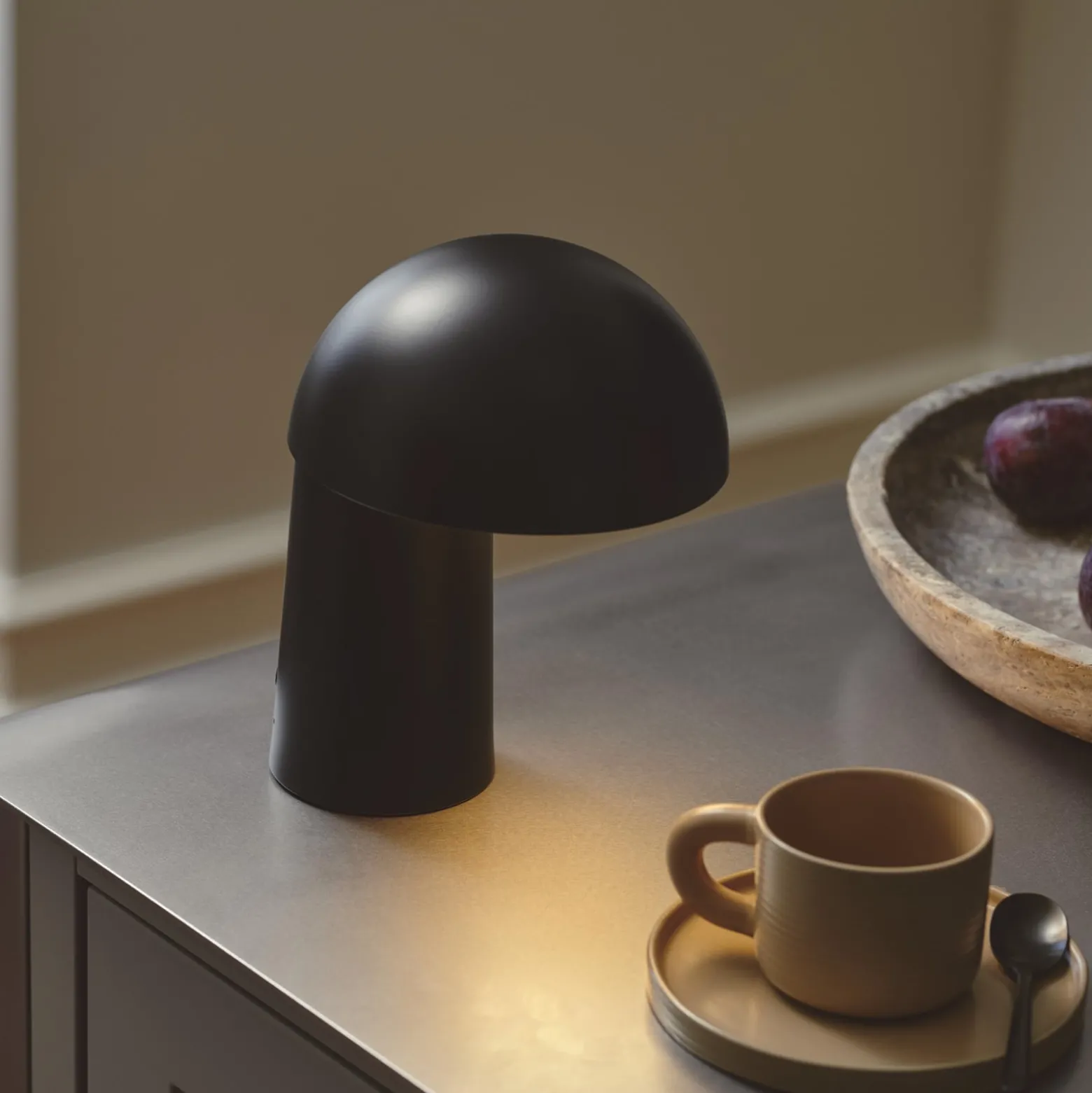 LED-akkukäyttöinen pöytävalaisin Faye Portable, musta, himmennettävä, USB
