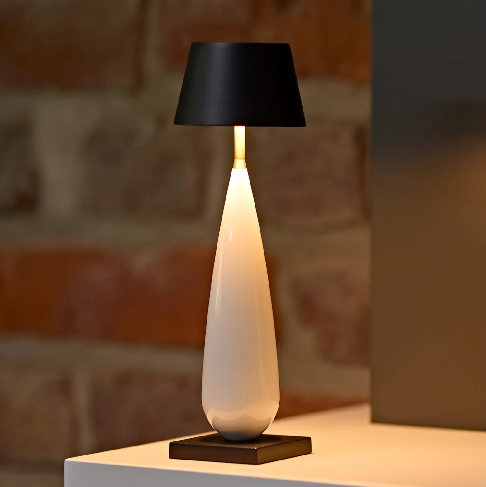 LED-akkukäyttöinen pöytävalaisin Thala, valkoinen/musta, IP65, 24 cm