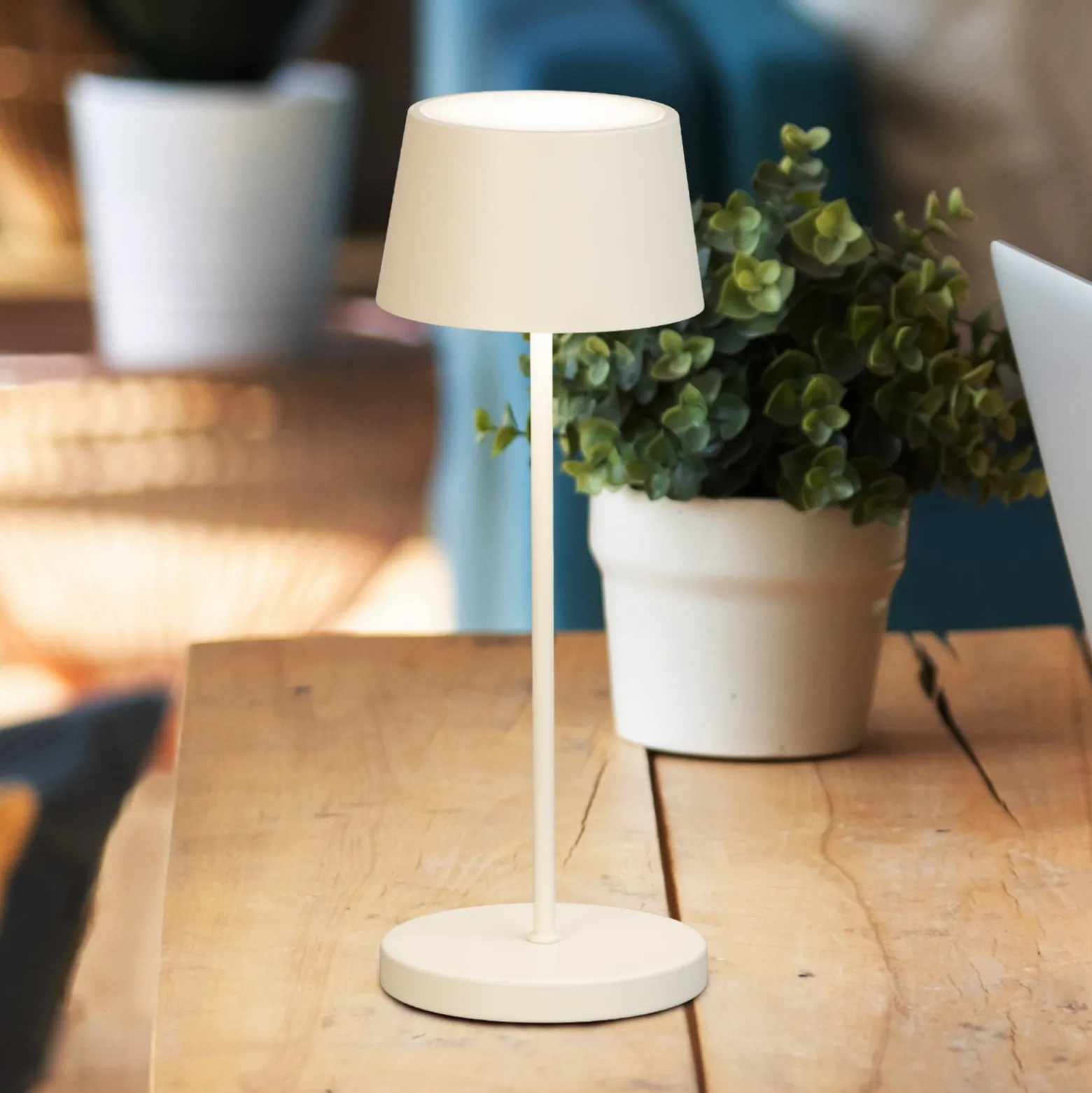LED-akkupöytälamppu Asena Pro hiekanbeige, 30 cm metalli IP54