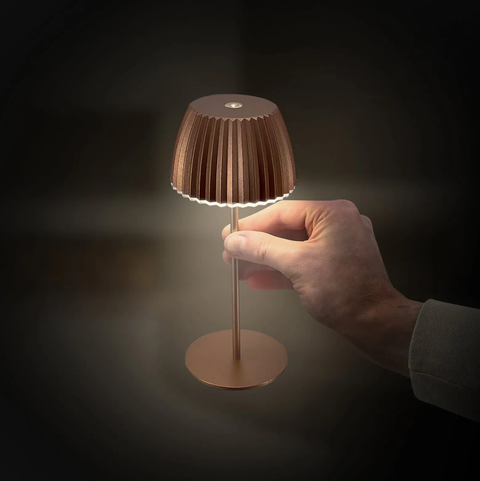 LED-akku-pöytälamppu Brilo unplugged Riffle, 20 cm, kupari