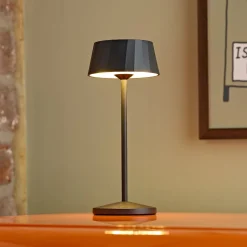 LED-akku-pöytälamppu Facetta, musta, 22 cm, metalli CCT IP44