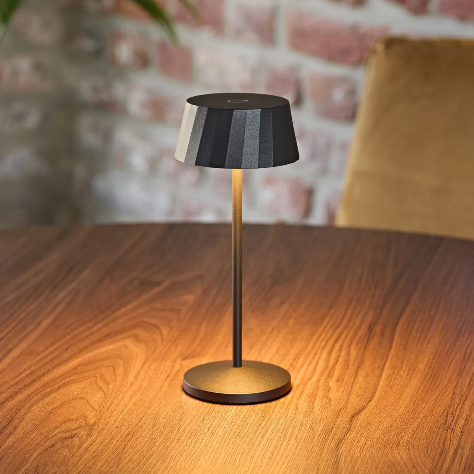 LED-akku-pöytälamppu Facetta, musta, 22 cm, metalli CCT IP44