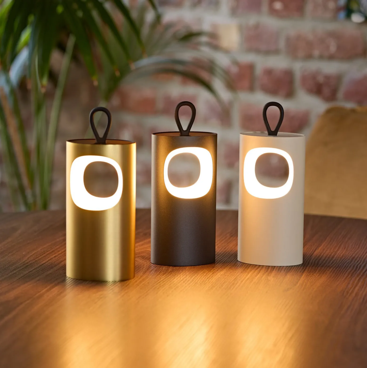 LED-akku-pöytälamppu Lunari, beige, 16 cm, metalli, CCT IP44