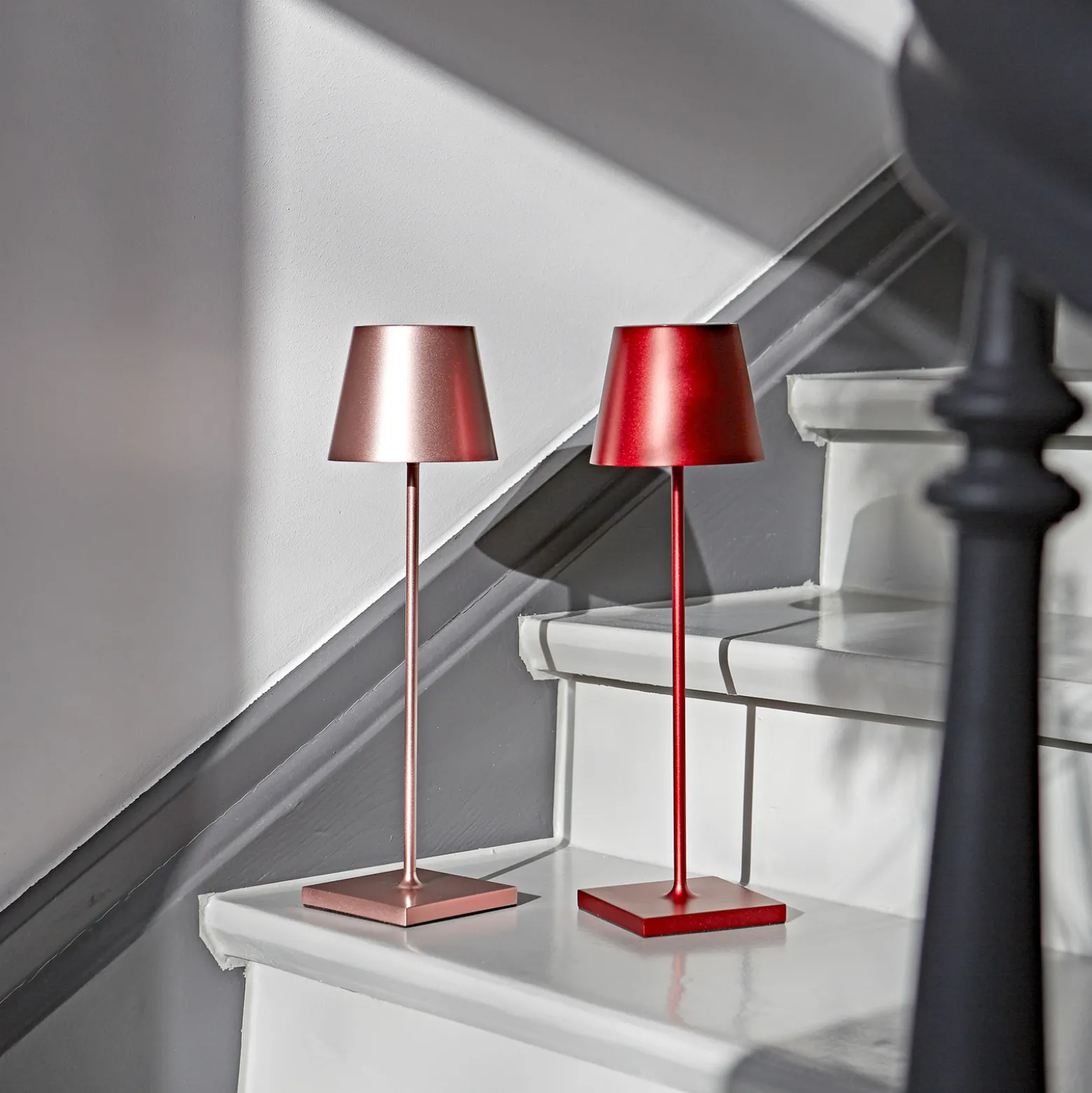 LED-akkupöytälamppu Nuindie, USB-C, ruusukulta, IP54, himmennettävä