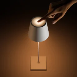 LED-akkupöytälamppu Nuindie, USB-C, ruusukulta, IP54, himmennettävä