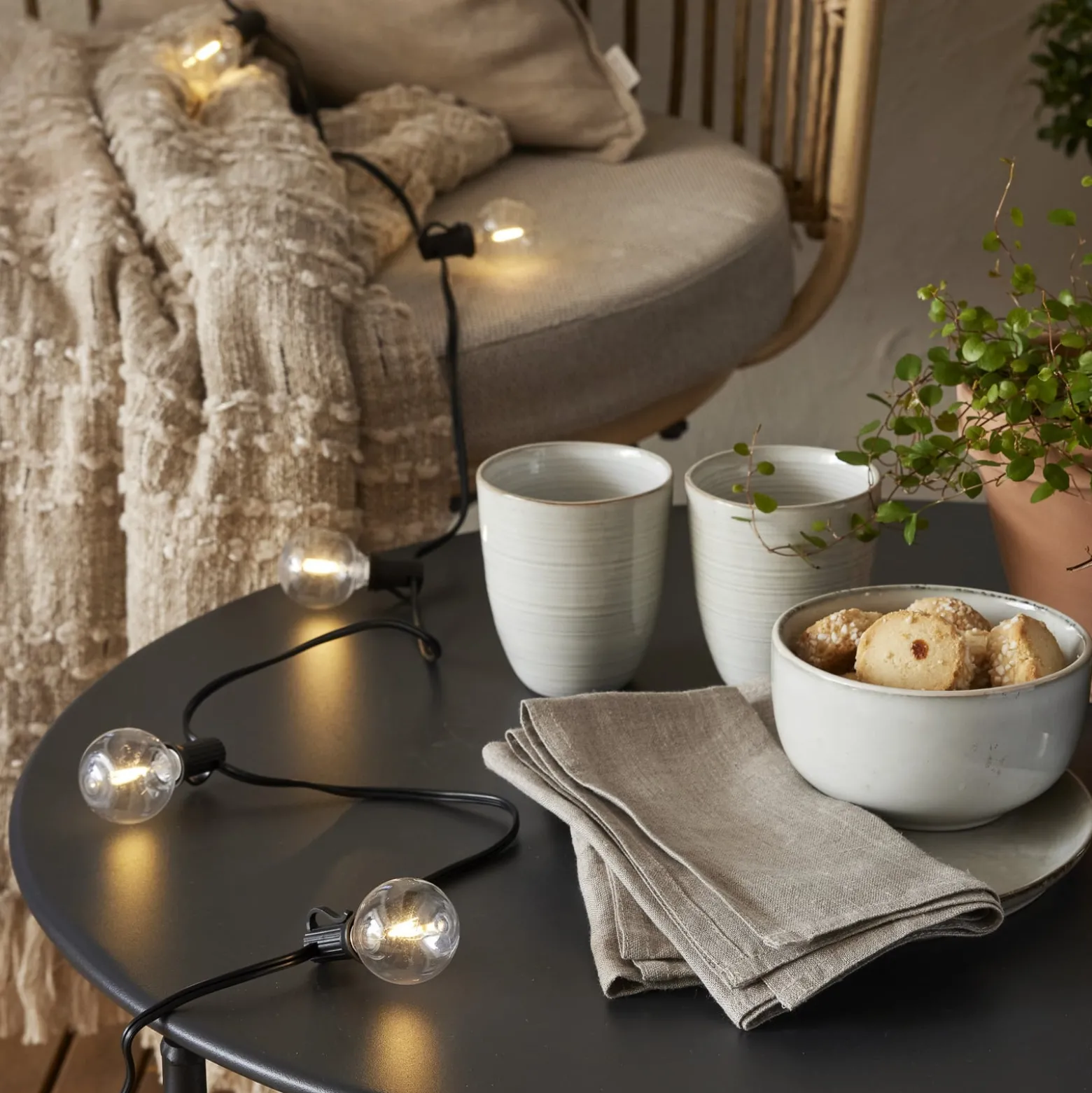 LED-aurinkokäyttöinen valoketju Globe Mini, 10-lamppuinen, 270 cm, 3000K