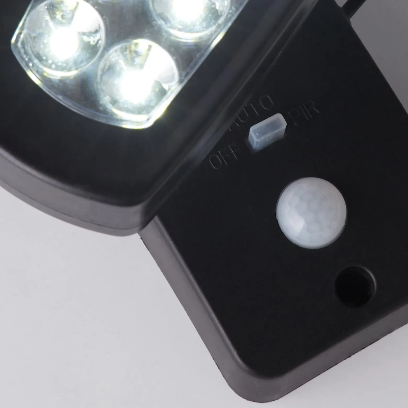 LED-aurinkoseinävalaisin 67423BK-PIR, liiketunnistin
