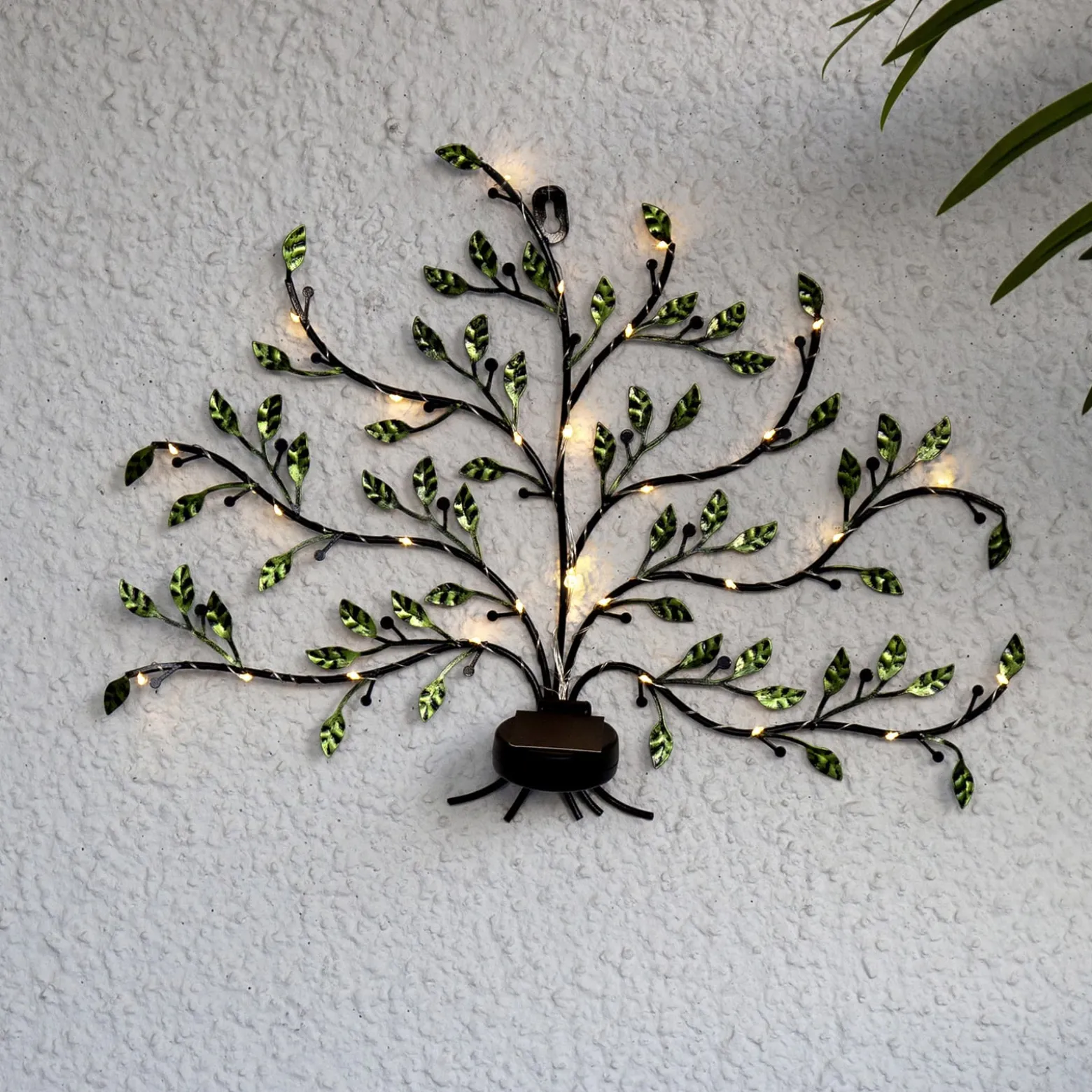 LED-aurinkoseinävalaisin Tree of life