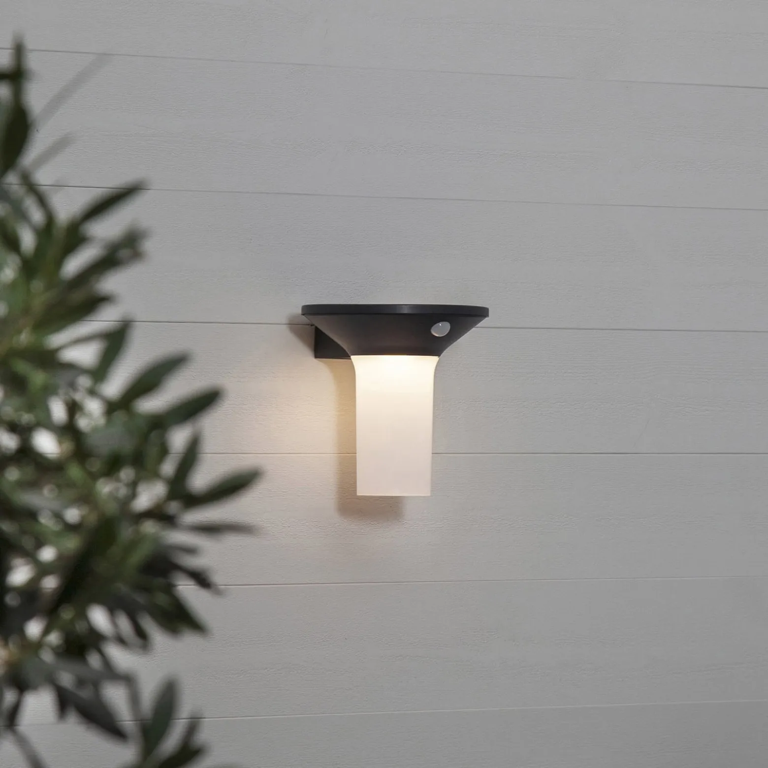 LED-aurinkoseinävalaisin Valta liiketunnistimella