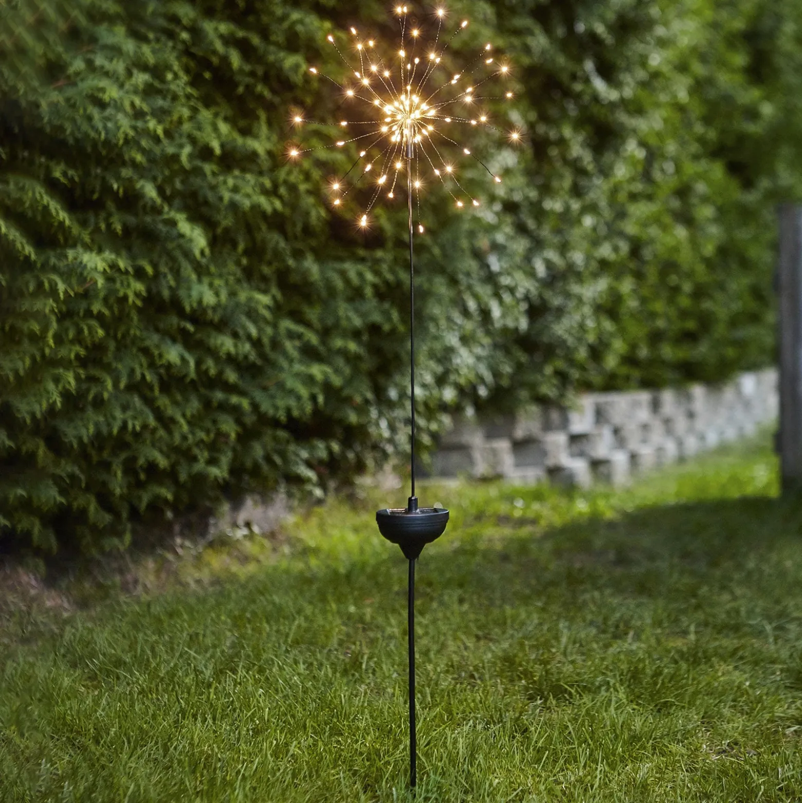 LED-aurinkovalaisin Firework maapiikillä, 100 cm