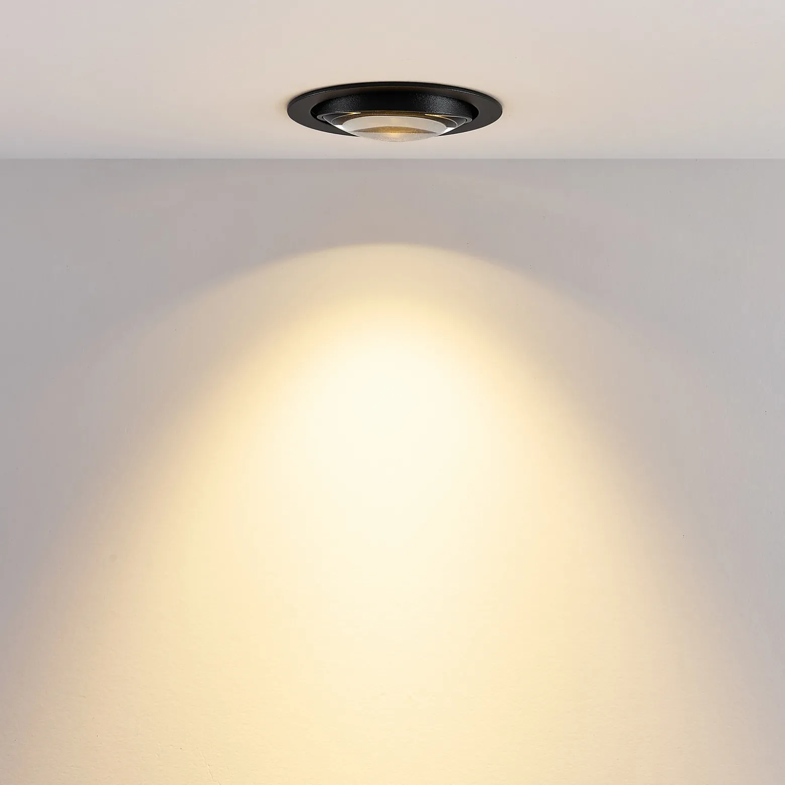 LED-kattouppovalaisin MAG MINI, musta, Ø 10 cm, CCT 18 V