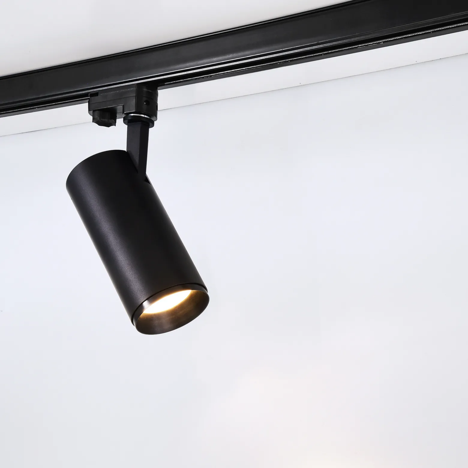 LED-kiskovalaisin Lucea 3-vaiheinen 15 W musta