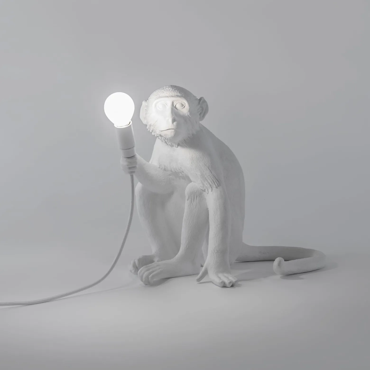 LED-koristepöytävalo Monkey Lamp, valkoinen/istuva