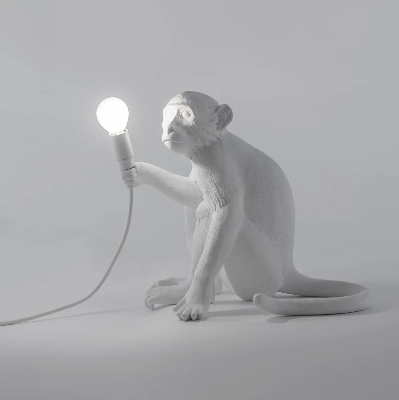 LED-koristepöytävalo Monkey Lamp, valkoinen/istuva
