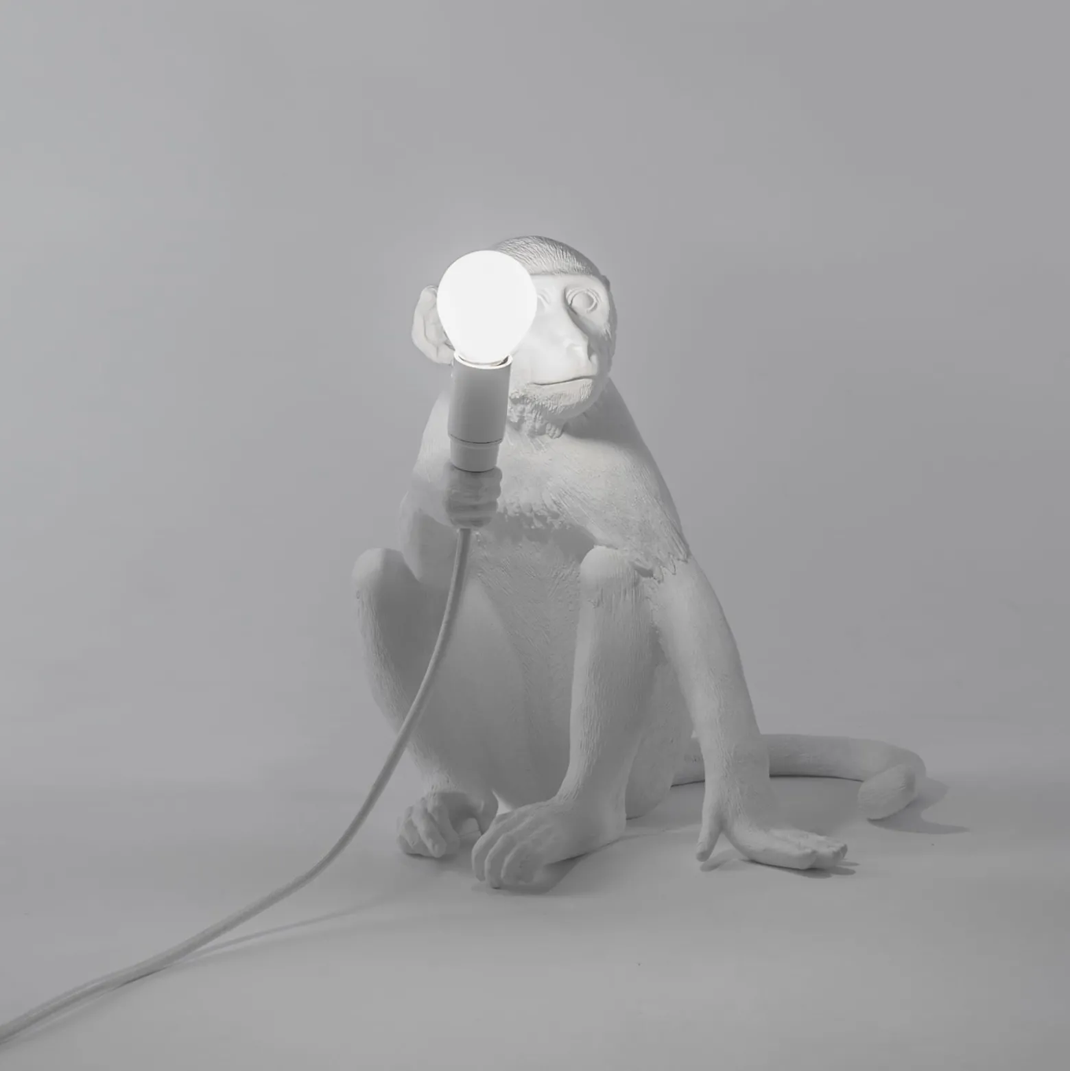 LED-koristepöytävalo Monkey Lamp, valkoinen/istuva