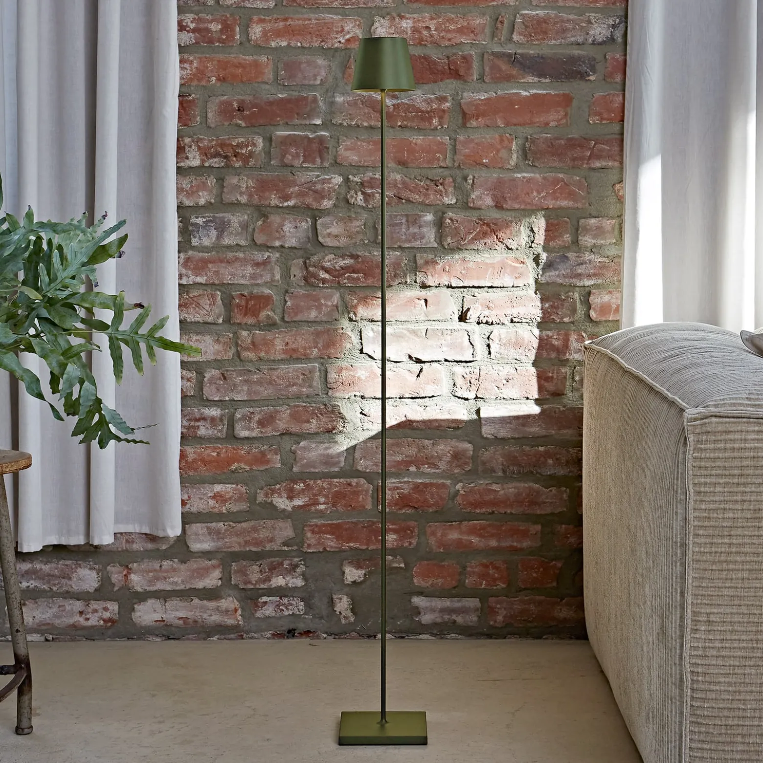 LED ladattava lattiavalaisin Nuindie IP54 120 cm pyöreä USB-C kuusen vihreä