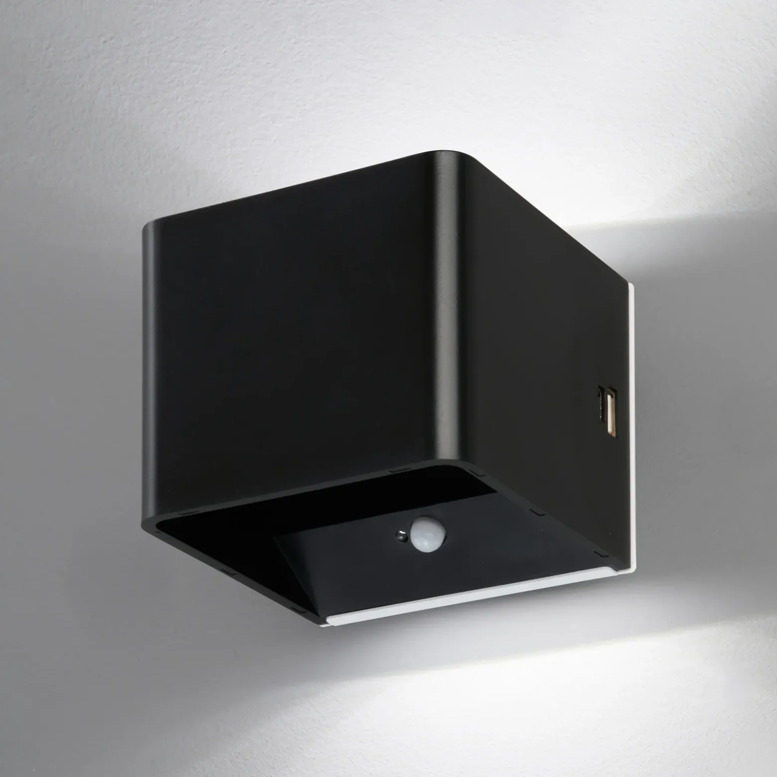 LED-ladattava seinävalaisin Magnetics, musta, USB, liiketunnistin