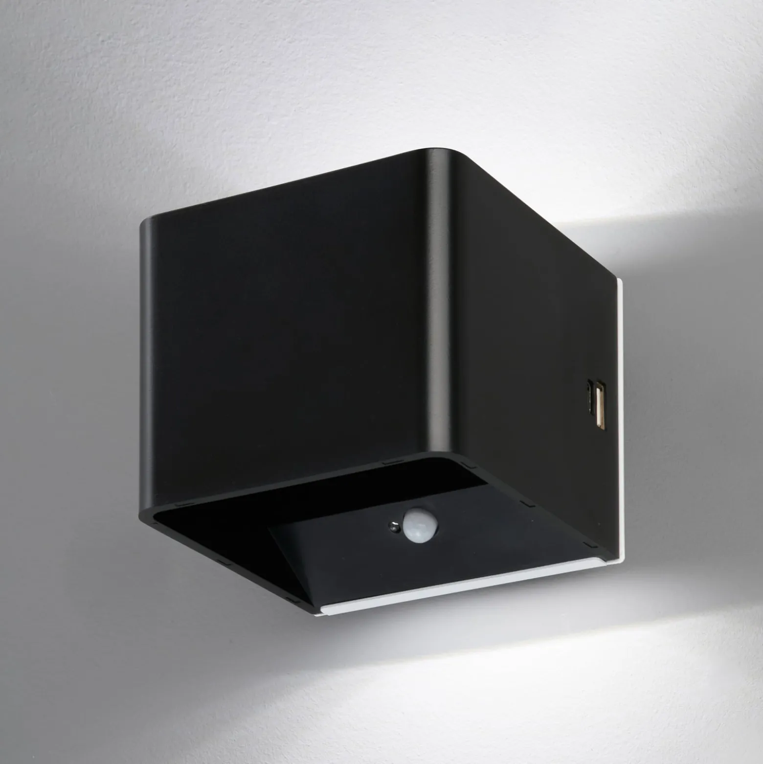 LED-ladattava seinävalaisin Magnetics, musta, USB, liiketunnistin