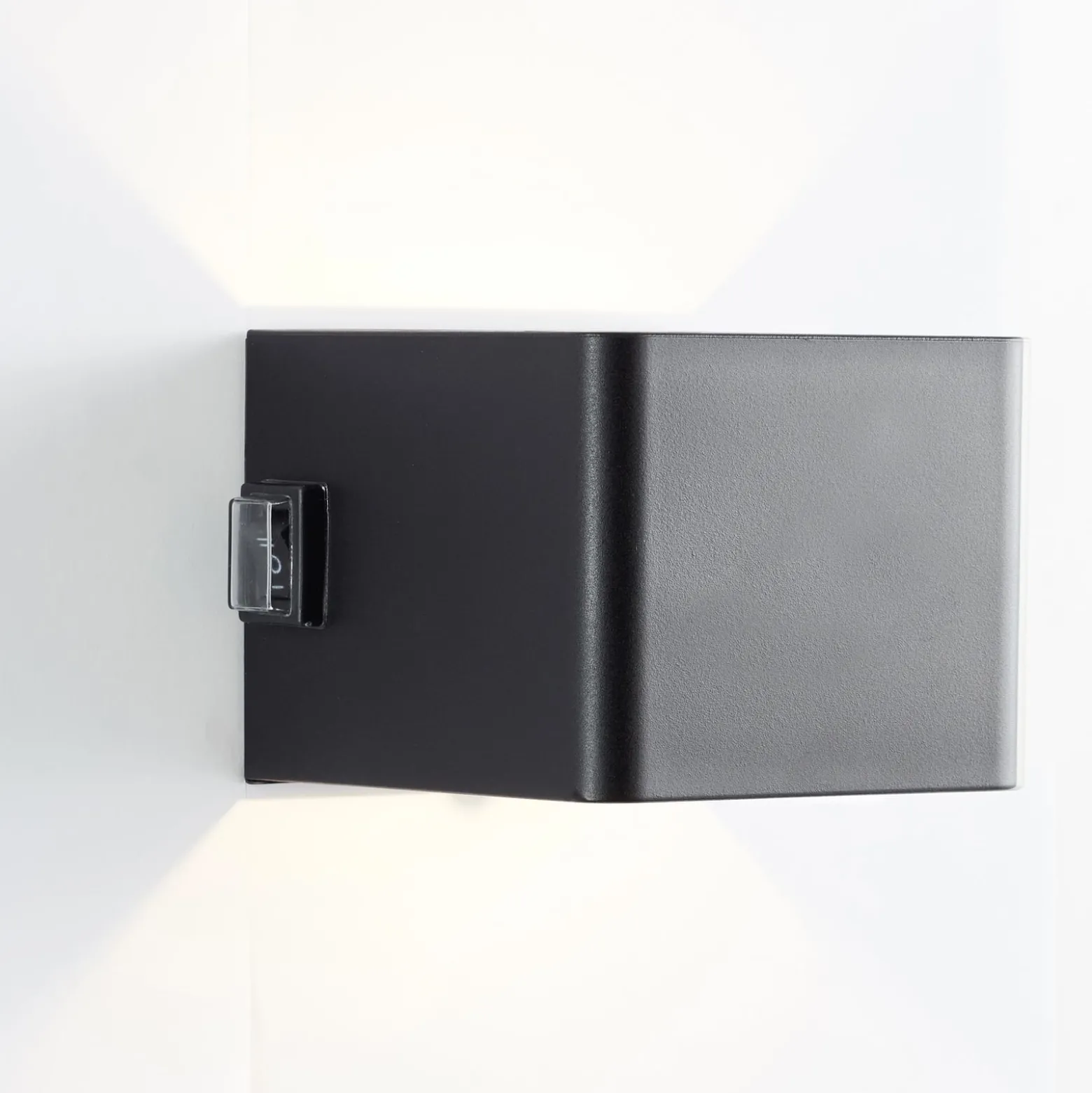 LED-ladattava ulkoseinävalaisin Iseo, musta, leveys 10 cm, anturi