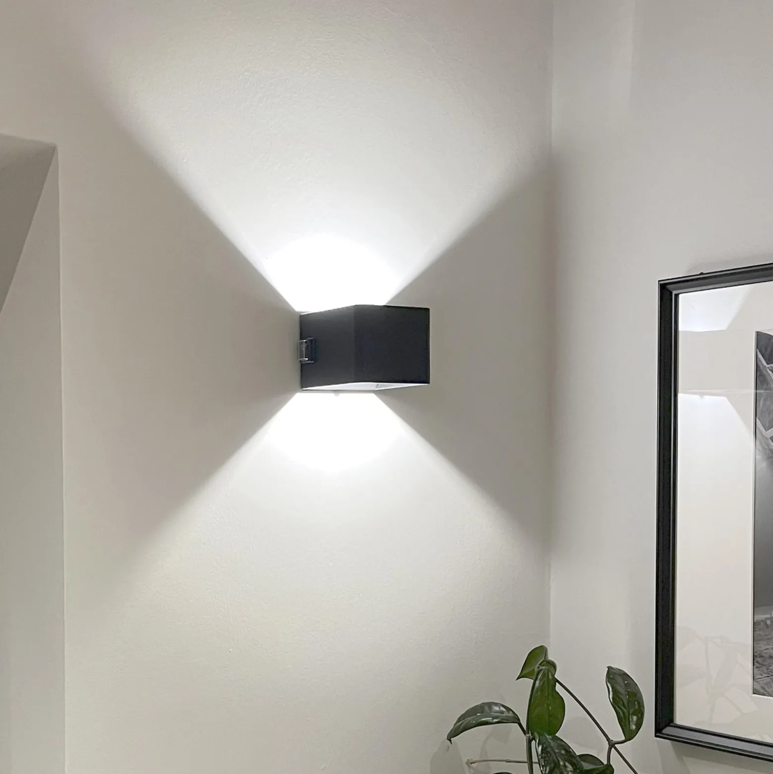 LED-ladattava ulkoseinävalaisin Iseo, musta, leveys 10 cm, anturi