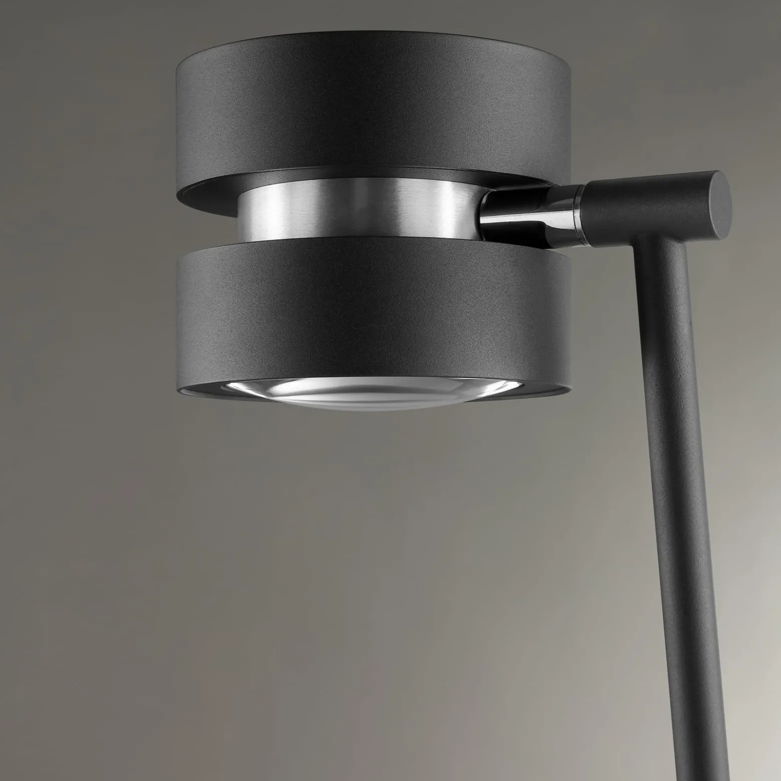 LED-lattiavalo Glow-Sphere, korkeus 146 cm, musta, metalli