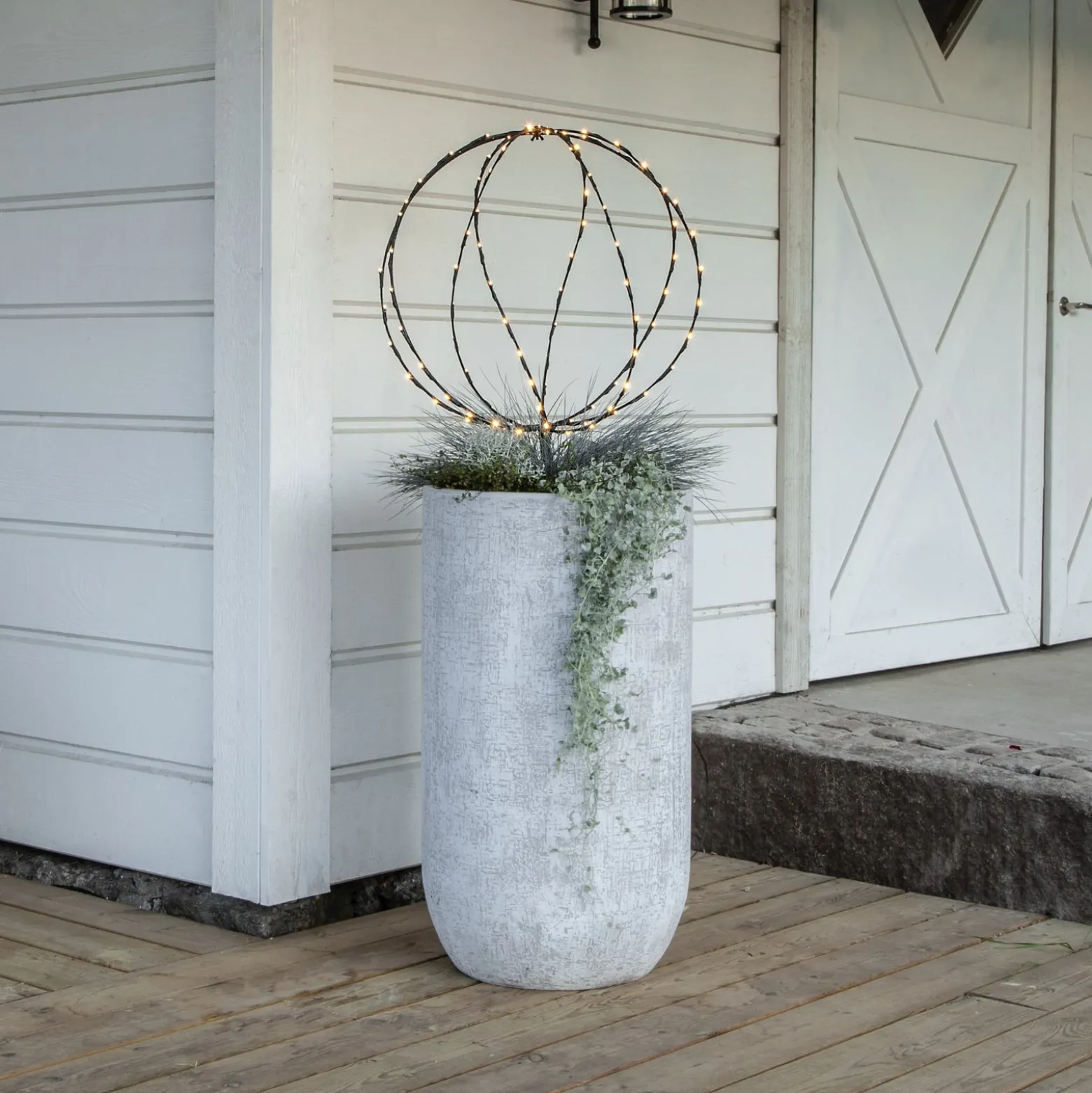 LED-maapiikkivalo Sphere, Ø 50 cm, musta metalliparisto