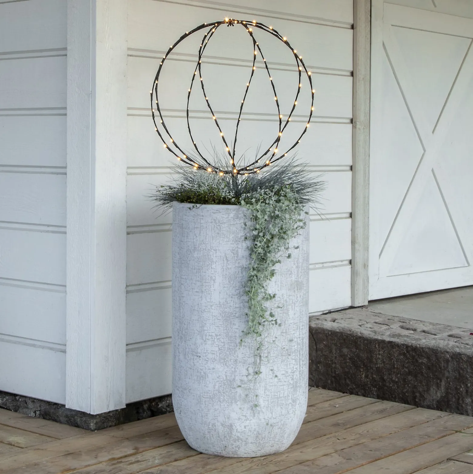LED-maapiikkivalo Sphere, Ø 50 cm, musta metalliparisto