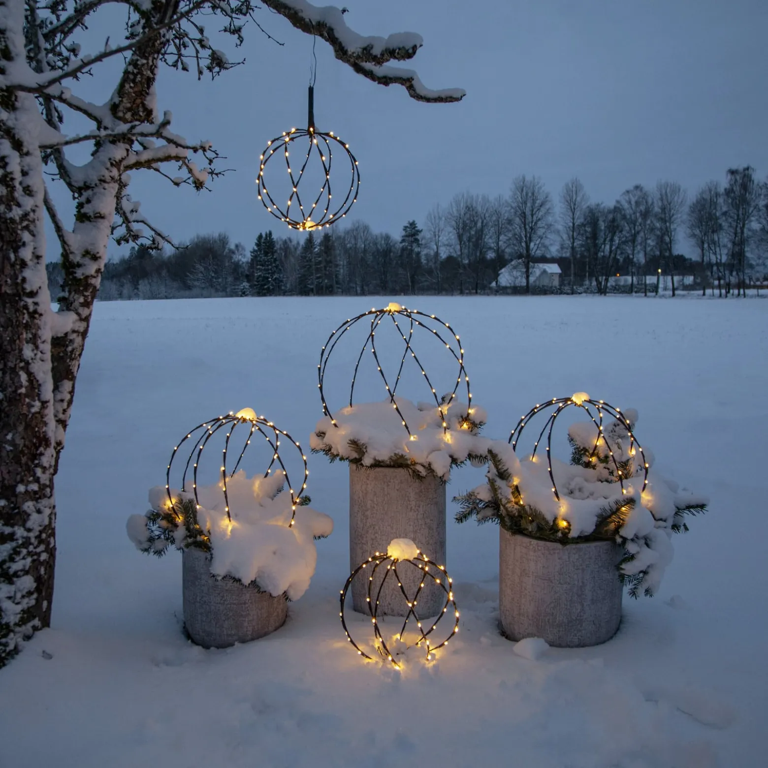 LED-maapiikkivalo Sphere, Ø 30 cm, musta metalliparisto