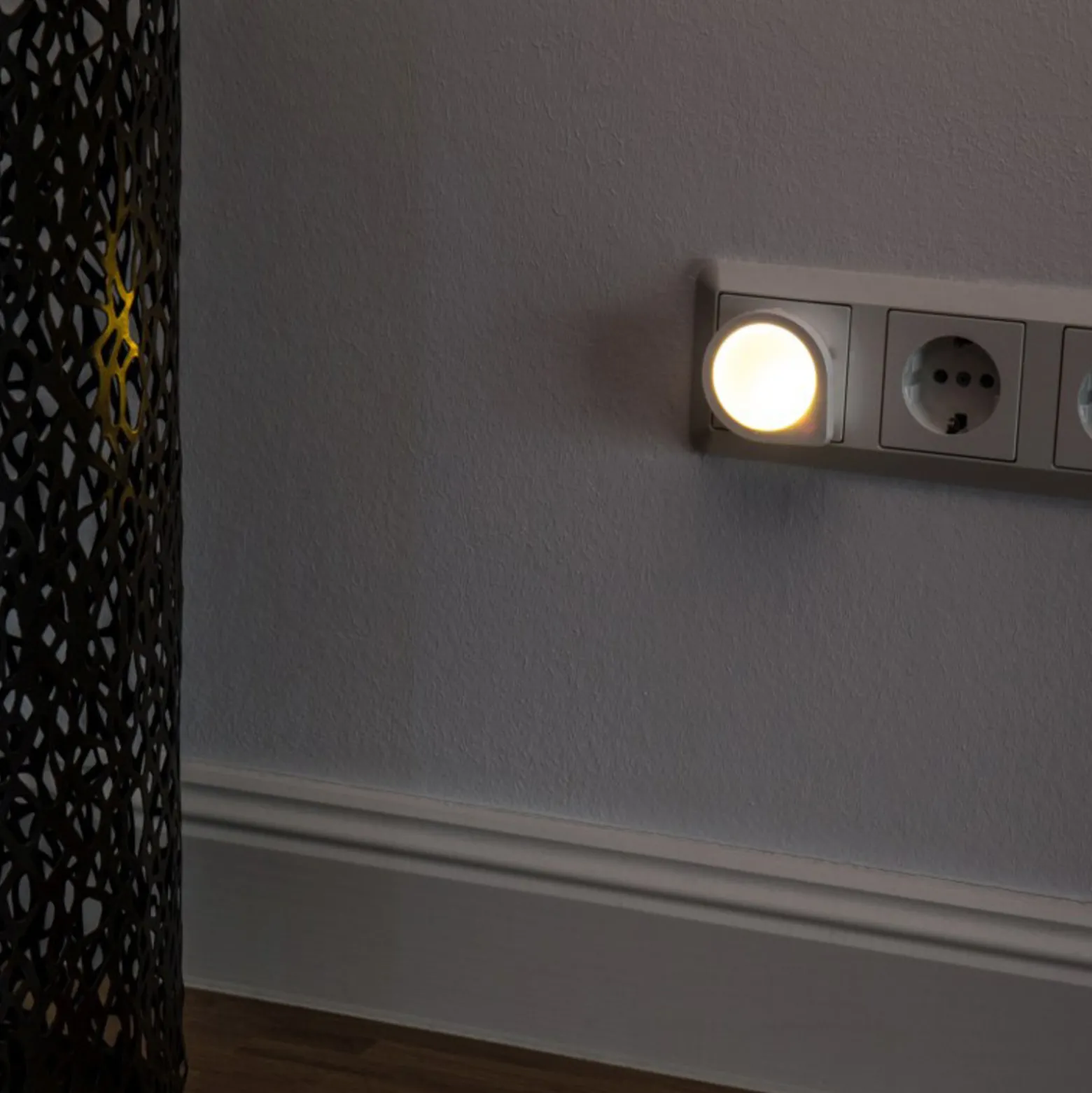 LED-pistokevalaisin-yövalo Luna Sensor