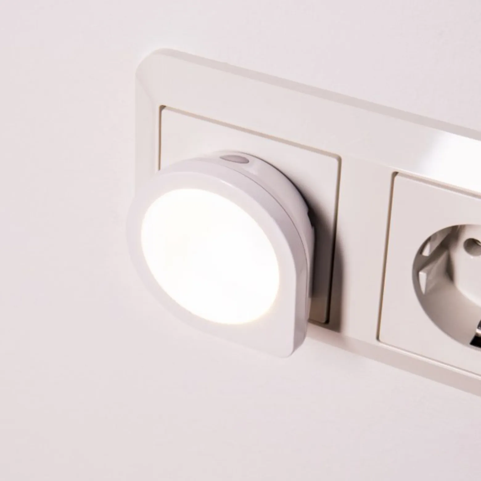 LED-pistokevalaisin-yövalo Luna Sensor