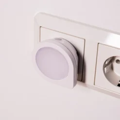 LED-pistokevalaisin-yövalo Luna Sensor