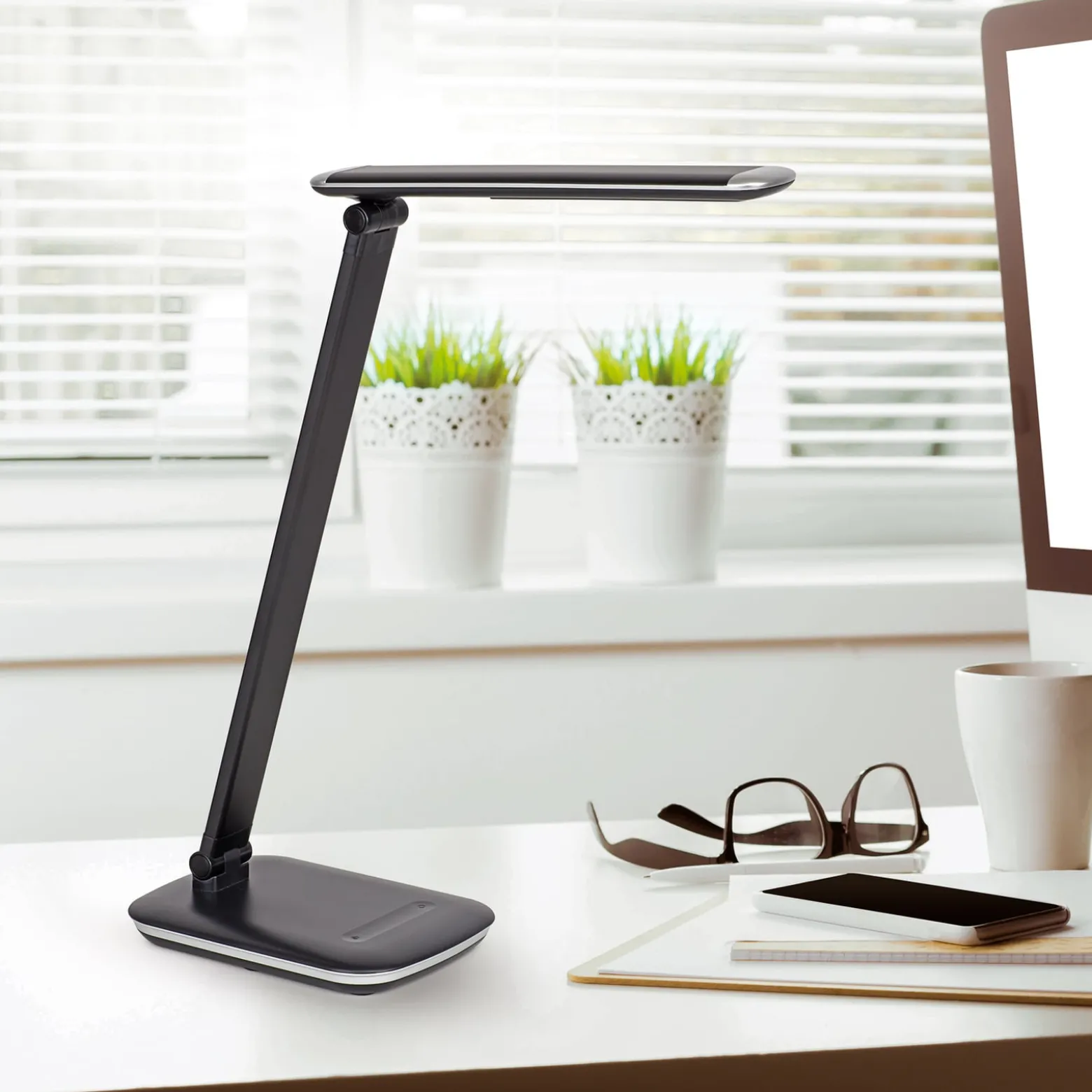 LED-pöytälamppu MAULjazzy, musta, korkeus 43 cm, himmennettävä USB-portti