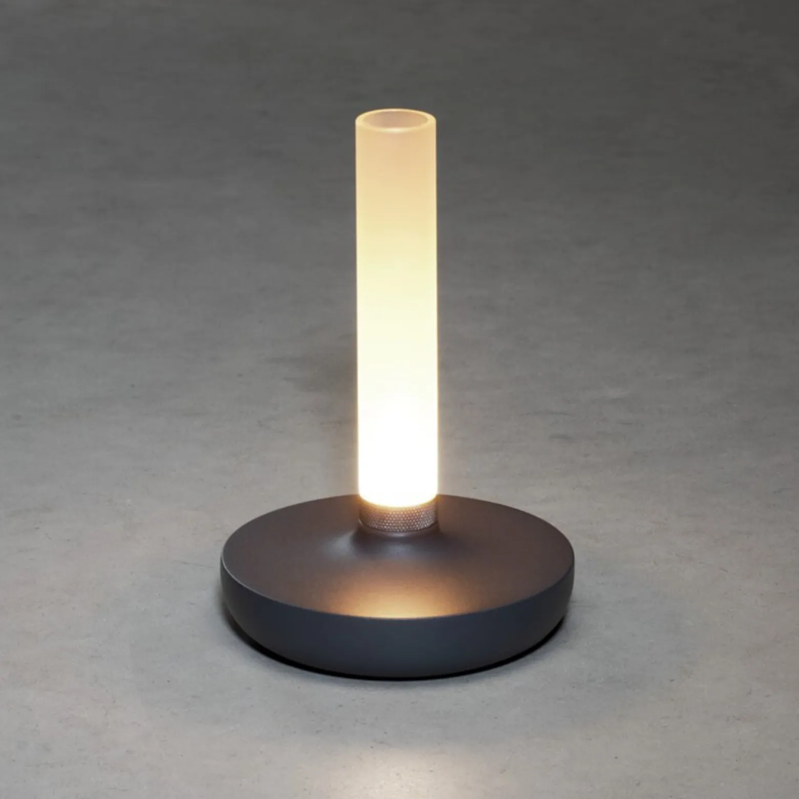 LED-pöytävalaisin Biarritz, IP54, akku, CCT harmaa